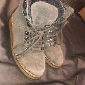 6- URBAN OUTFITTERS BOOTS